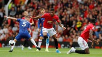 Di babak kedua, MU memanfaatkan celah besar di pertahanan Chelsea dengan serangan-serangan cepat. ReutersPhil Noble.