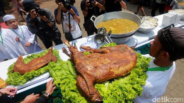 Pemprov DKI Bagikan Olahan Daging Kurban