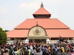 Ribuan Warga Berebut Gunungan Garebek Besar di Yogya