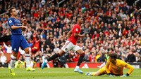 Tempat terakhir di daftar ini ditempati Marcus Rashford, yang mencetak dua gol untuk Manchester United di laga lawan Chelsea. Ia memenangi penalti, yang dieksekusinya sendiri untuk membawa MU memimpin 1-0 di babak kedua, lalu mencetak gol ketiga yang jadi pukulan besar buat Chelsea. (Foto: Jason Cairnduff/Action Images via Reuters)