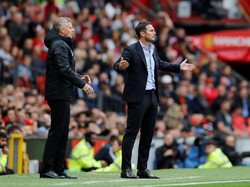 Ole Gunnar Solskjaer dan Frank Lampard terus adu taktik dari pinggir lapangan. Reuters/Phil Noble.