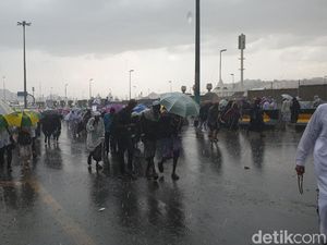 Hujan di Mina Awet, Akses Jamrah Sempat Ditutup