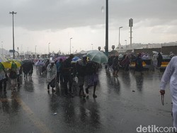 Hujan di Mina Awet, Akses Jamrah Sempat Ditutup