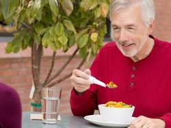 Dengan Sendok Antitumpah Ini, Penderita Parkinson Bisa Makan Sendiri