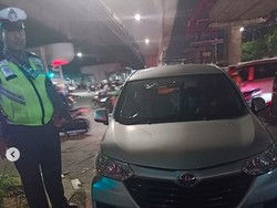 Duh! Gaya-gayaan Pakai Strobo Avanza Diciduk Polisi Deh