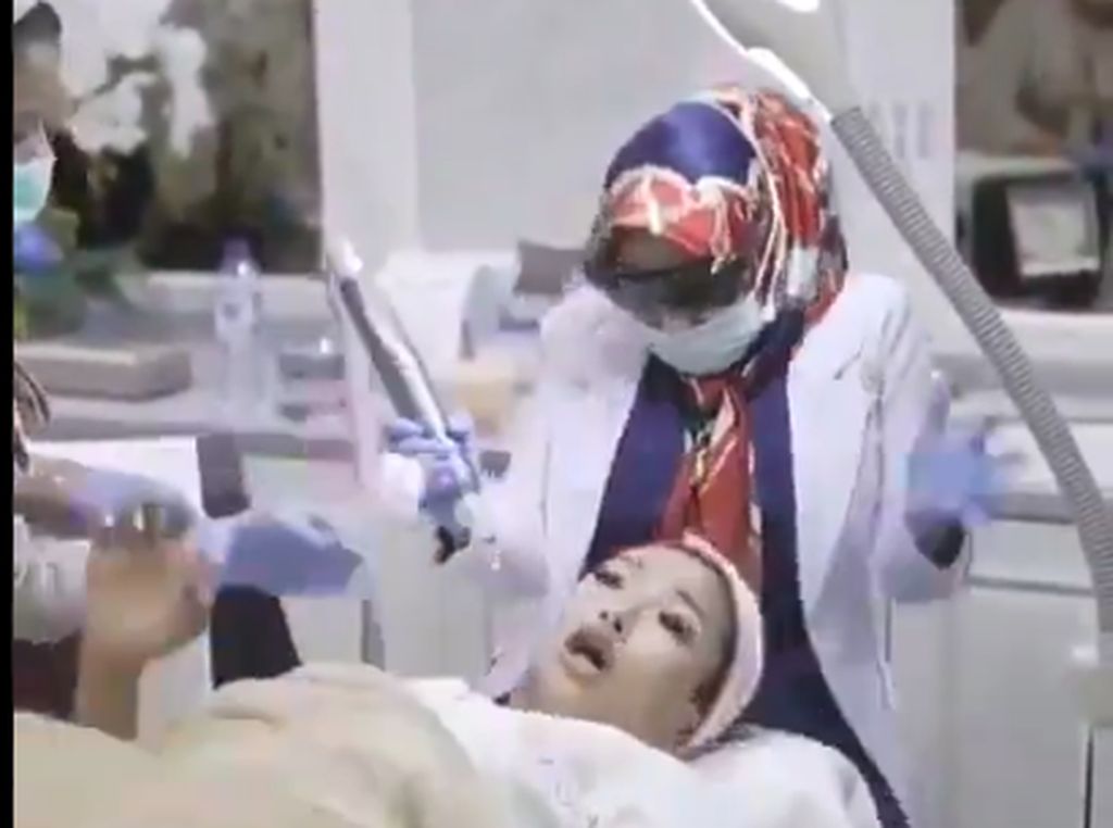 Viral Facial Pelatak-peletok Bikin Pasien, Dokter, Sekaligus Netizen Kaget Viral Facial Pelatak-peletok Bikin Pasien, Dokter, Sekaligus Netizen Kaget