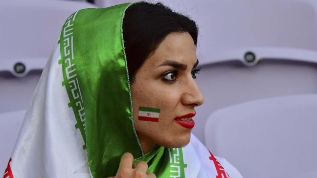 Perempuan Iran Melawan Larangan Tonton Sepak Bola di Stadion