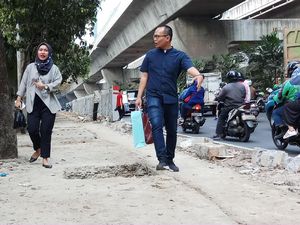 Perbaikan Trotoar Jalan Satrio Jaksel Belum Tuntas, Banyak Lubang Menganga