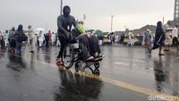 Potret Lalu Lalang Jemaah Pasca Mina Diguyur Hujan & Angin Kencang