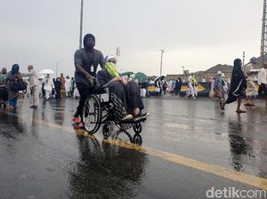 Potret Lalu Lalang Jemaah Pasca Mina Diguyur Hujan & Angin Kencang Potret Lalu Lalang Jemaah Pasca Mina Diguyur Hujan & Angin Kencang