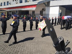 Video Tangis Keluarga di Pemakaman Briptu Hedar yang Ditembak KKB