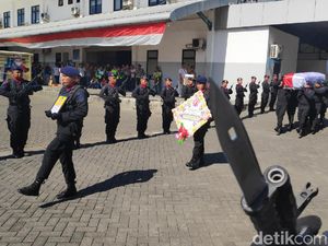 Video Tangis Keluarga di Pemakaman Briptu Hedar yang Ditembak KKB Video Tangis Keluarga di Pemakaman Briptu Hedar yang Ditembak KKB