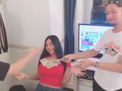 Duh! Pamela Safitri Girang Disawer di Bagian Dada Meski Belum Nyanyi