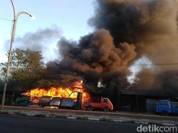 Kuburan Mobil di Lamongan Terbakar, Penyebab Belum DIketahui