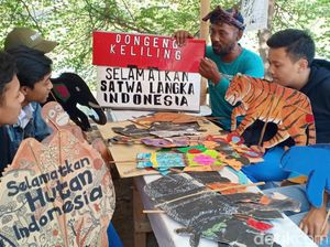 Demi Biaya Anak Sekolah, Pendongeng Indramayu Jalan Kaki Temui Jokowi