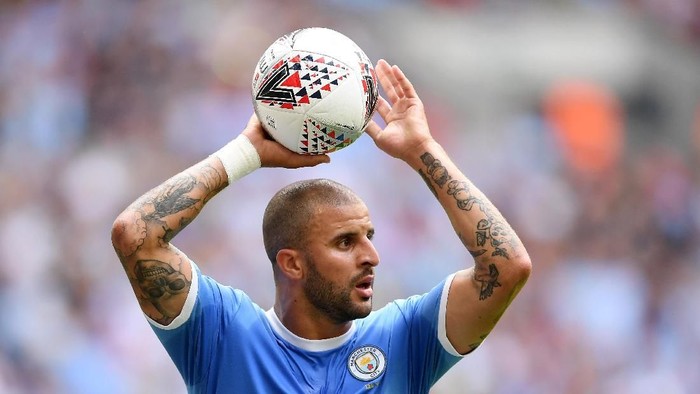 LONDON, ENGLAND - AUGUST 04: Kyle Walker of Manchester City prepares to take a throw-in during the FA Community Shield match between Manchester City and Liverpool at Wembley Stadium on August 04, 2019 in London, England. (Photo by Laurence Griffiths/Getty Images)