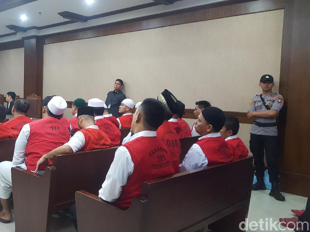 Beri Air Minum dan Cuci Muka ke Perusuh 22 Mei, 29 Orang Diadili Beri Air Minum dan Cuci Muka ke Perusuh 22 Mei, 29 Orang Diadili