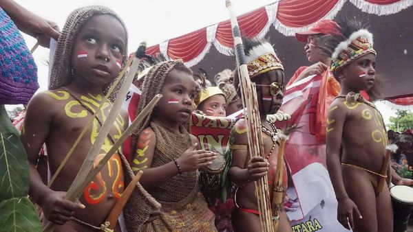 Puluhan Siswa di Papua Kenakan Baju Adat Sambut HUT RI Ke-74