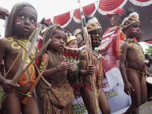 Puluhan Siswa di Papua Kenakan Baju Adat Sambut HUT RI Ke-74