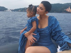 Kylie Jenner Kembaran dengan Stormi Pakai Dress Rp 2,5 Juta, Netizen Gemas