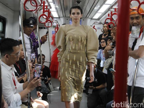 Foto: Pertama Kalinya Model Fashion Show di Gerbong LRT Jakarta