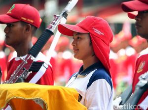 Terpesona Pembawa Baki Bendera Pusaka Saat Latihan di Istana Merdeka