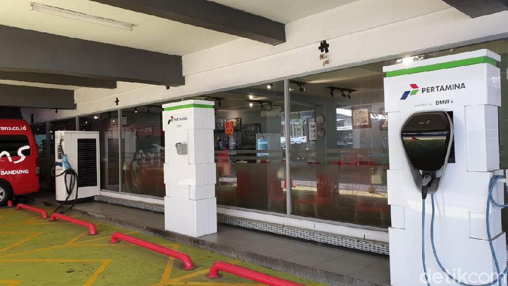 Penampakan SPLU untuk Cas Mobil Listrik di Jakarta Penampakan SPLU untuk Cas Mobil Listrik di Jakarta