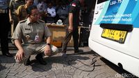 Anies Pantau Uji Emisi Kendaraan di Balai Kota