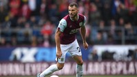 Erik Pieters membikin dua assist yang membantu Burnley meraih kemenangan 3-0 saat menjamu Southampton, yang memberinya jalan lapang masuk daftar ini. (Foto: Stu Forster/Getty Images)