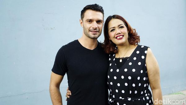 Trauma Pria Lokal, Elly Sugigi Gandeng Bule Brondong