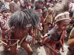 Kemeriahan Anak-anak di Papua Kibarkan Bendera Merah Putih