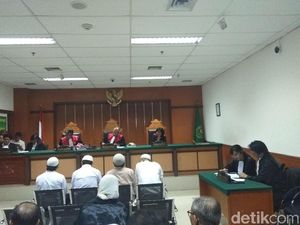 Rusuh 22 Mei, 5 Orang Didakwa Rusak dan Bakar Mobil di Asrama Brimob Rusuh 22 Mei, 5 Orang Didakwa Rusak dan Bakar Mobil di Asrama Brimob