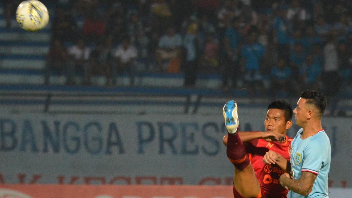 Pemain Persela Lamongan Alex dos Santos Goncalves (kanan) berebut bola dengan pemain Borneo FC Wildansyah. (Syaiful Arif/wsj/Antara)
