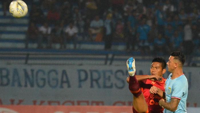 Pemain Persela Lamongan Alex dos Santos Goncalves (kanan) berebut bola dengan pemain Borneo FC Wildansyah. (Syaiful Arif/wsj/Antara) Pemain Persela Lamongan Alex dos Santos Goncalves (kanan) berebut bola dengan pemain Borneo FC Wildansyah. (Syaiful Arif/wsj/Antara)