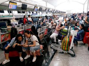 Kemlu Buka Layanan Helpdesk bagi WNI di Bandara Hong Kong Kemlu Buka Layanan Helpdesk bagi WNI di Bandara Hong Kong