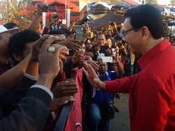 Pakai Seragam PDIP, Ahok Sapa Warga Nusa Terindah Toleransinya