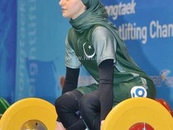 Kisah Inspiratif Atlet Angkat Besi Berhijab Pertama yang Cetak Sejarah Dunia