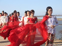 Meriahkan HUT RI, 15 Model Fashion Show di Tanggul Lumpur Sidoarjo