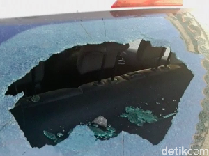 Waduh! Puing Pesawat Jatuh Kenai Mobil