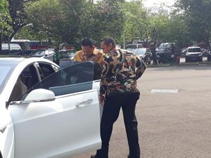 Bamsoet Sengaja Naik Tesla saat Bertemu Jokowi di Istana