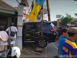 Waduh! Honda BR-V Baru Keluar Diler Tabrak Rumah
