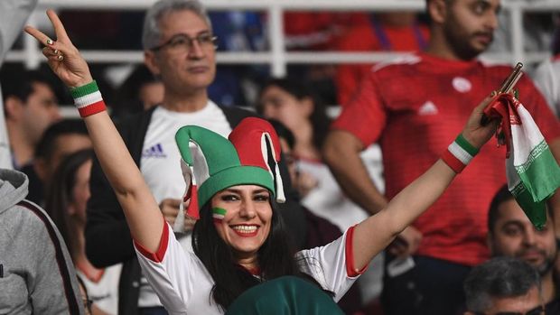 Perempuan Iran Melawan Larangan Tonton Sepak Bola di Stadion