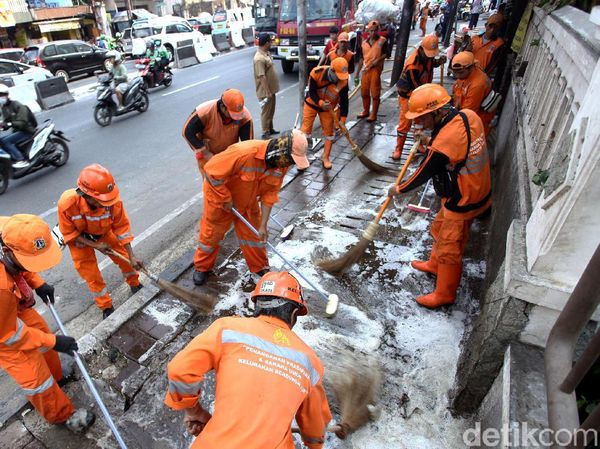 PPSU dan Damkar Bikin Trotoar Tanah Abang Kinclong Pasca-Idul Adha
