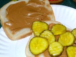 Mau Coba? Roti Isi Selai Kacang dan Acar Ini Jadi Perdebatan Netizen