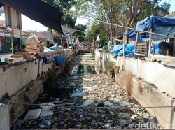 Saluran Air Pasar Brebes Penuh Sampah, Bau Menyengat Dikeluhkan