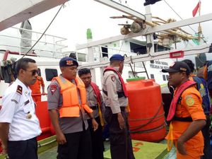 Bakamla Evakuasi KM Sinar Jaya yang Rusak Mesin di Perairan Maluku