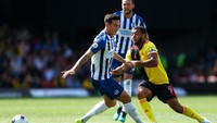 Lewis Dunk menjadi komandan lini belakang Brighton and Hove Albion dan tak cuma sukses membuat timnya clean sheet di markas Watford, namun juga krusial dalam meraih kemenangan telak 3-0. (Foto: Jordan Mansfield/Getty Images)