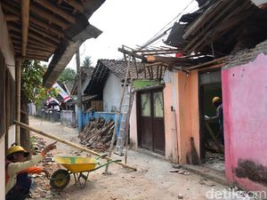 Penjelasan Unej Soal Crane yang Jatuh Timpa Rumah Warga di Jember Penjelasan Unej Soal Crane yang Jatuh Timpa Rumah Warga di Jember