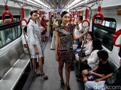 LRT Jakarta Dibajak Model Cantik, Ada Apa?