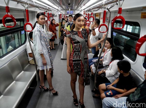 LRT Jakarta Dibajak Model Cantik, Ada Apa?